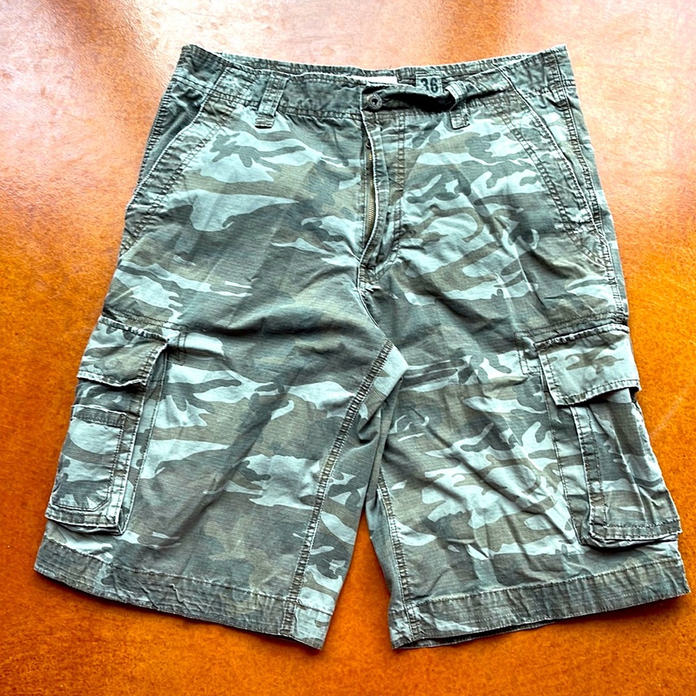 No boundaries mens cargo shorts size 36 green camo